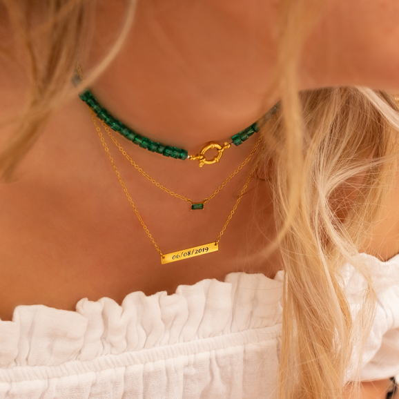 Gouden necklace layer met groene details om hals
