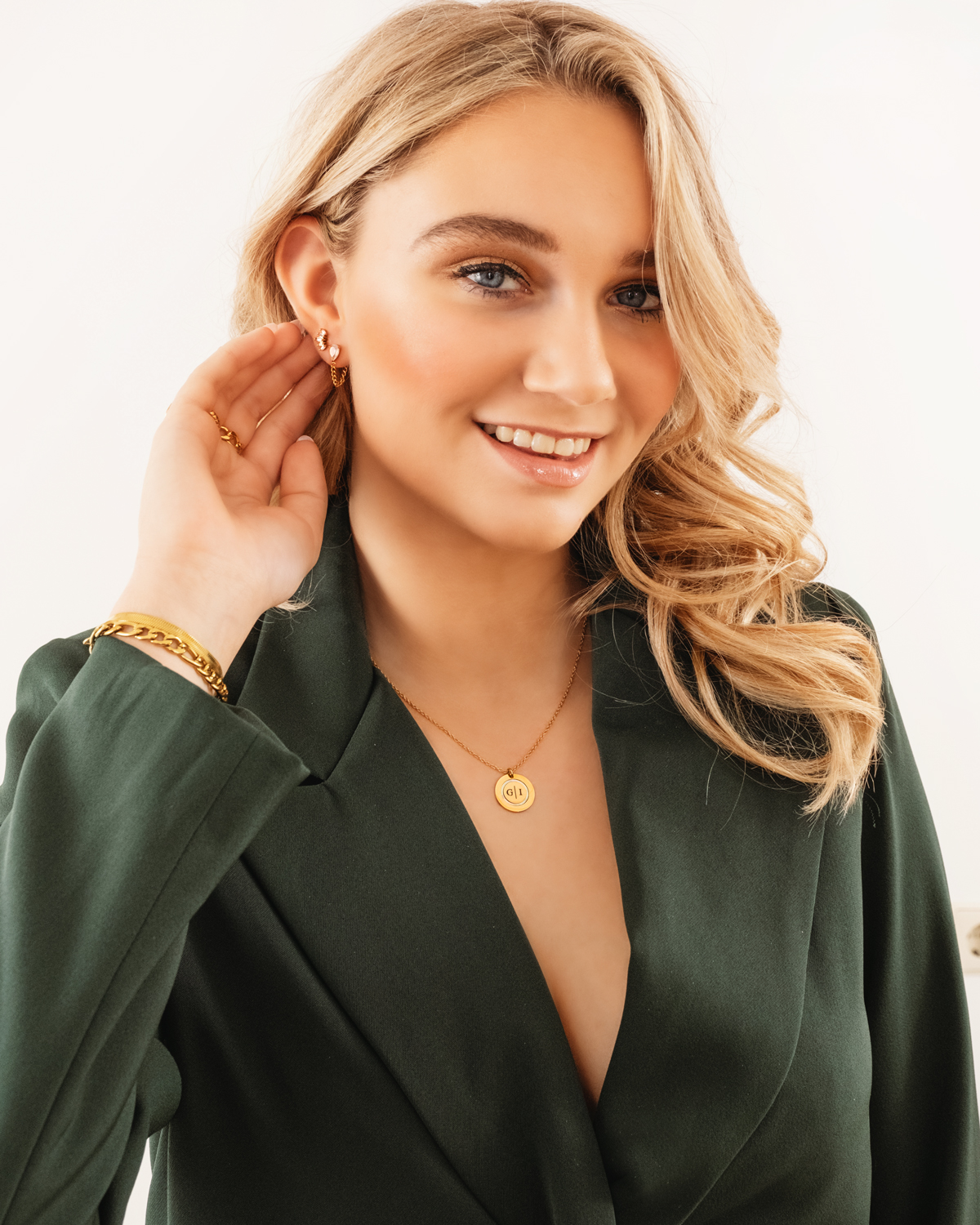 Model draagt gouden luxury ketting met initialen