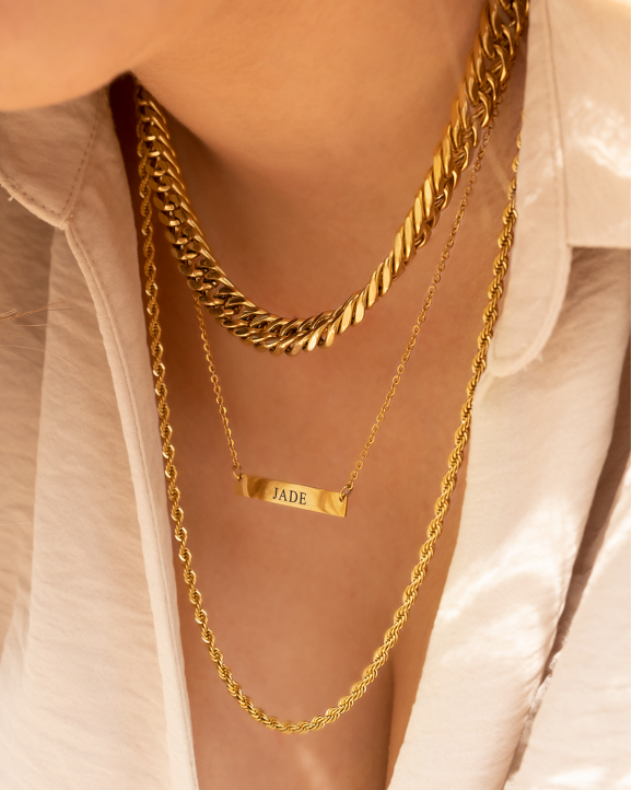 Model draagt gouden necklaceparty