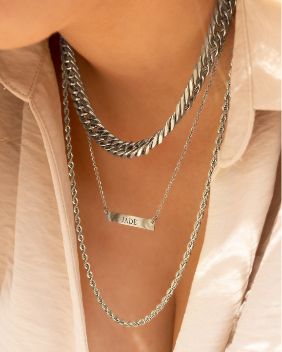 Zilveren necklaceparty bij model