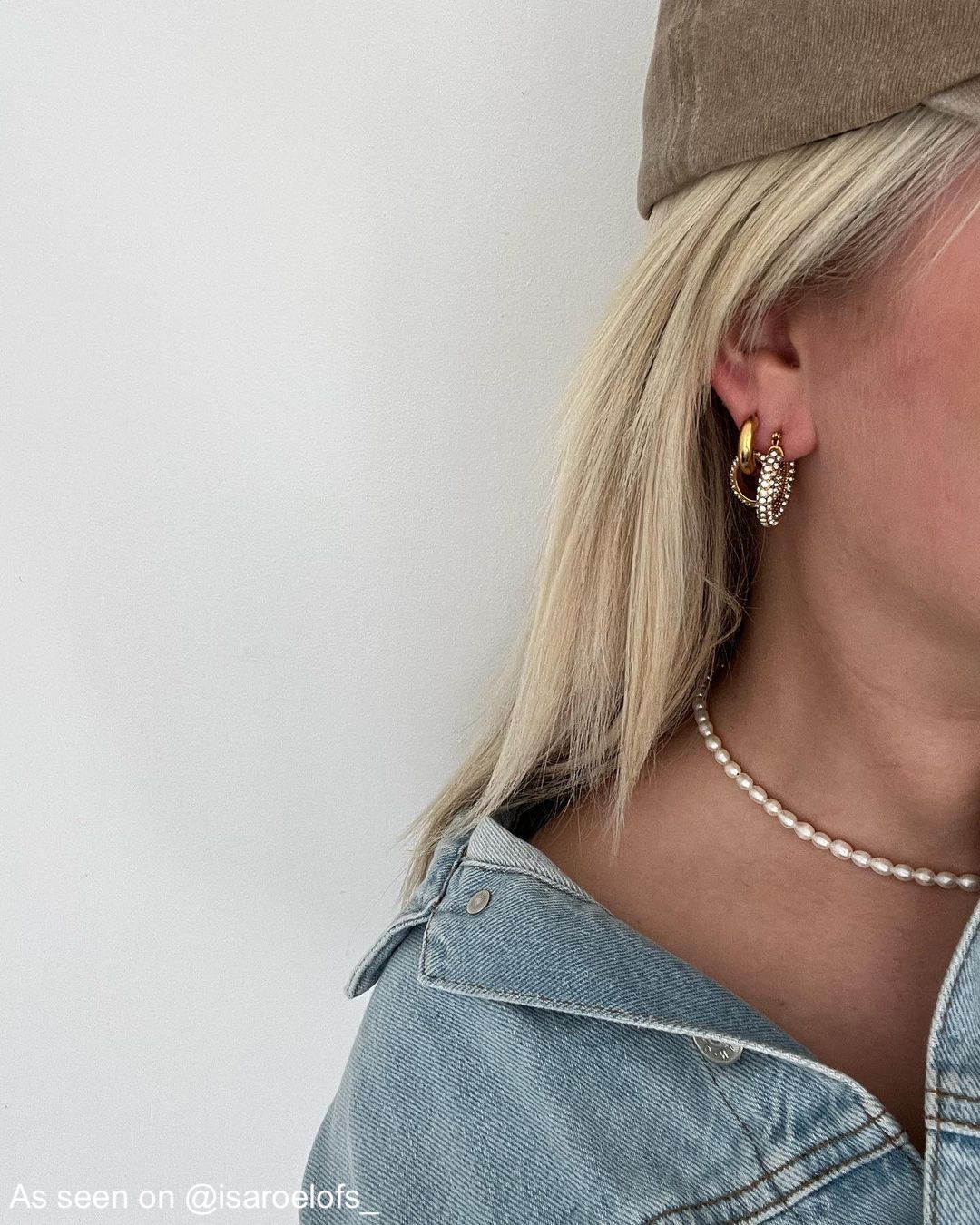 Influencer draagt parelketting