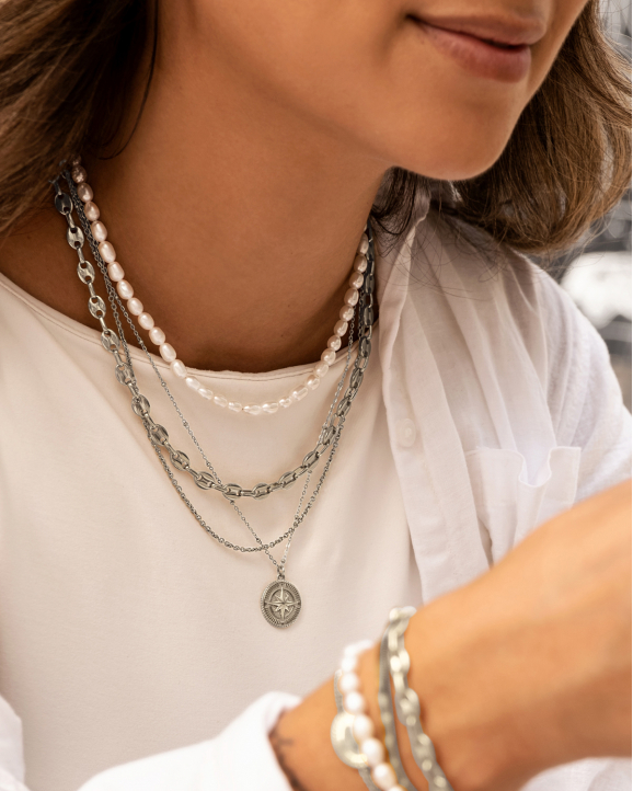 Zilveren necklaceparty met parelketting
