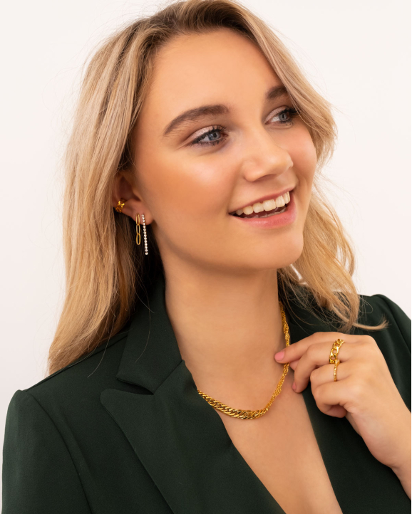 Model draagt shiny tennis earrings goudkleurig in oor