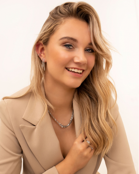 Model draagt shiny tennis earrings in oor