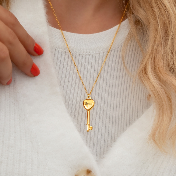 graveerbare gouden ketting met sleutel in hart vorm om nek vrouw