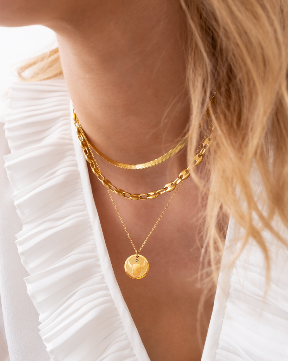 Mooie gouden necklace layer met sterrenbeeld om hals
