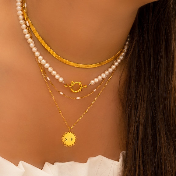 Gouden necklace layer met pareltjes en gravering