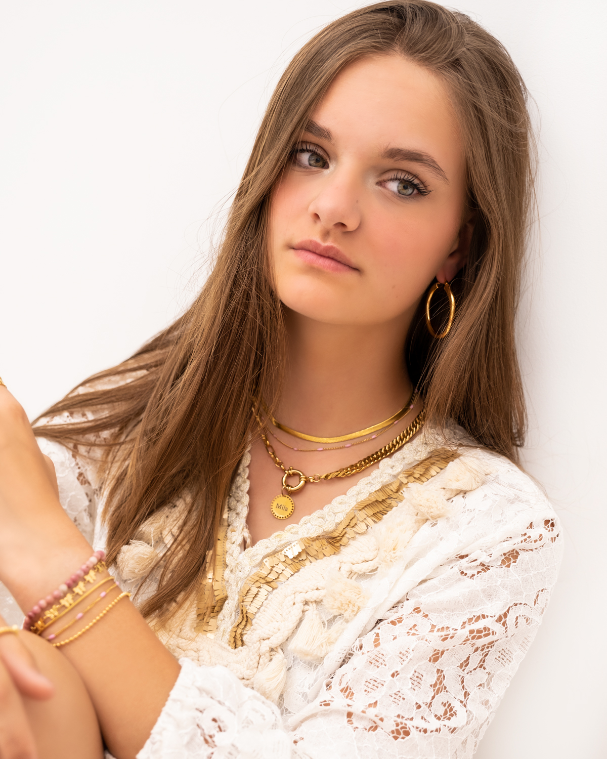 Model draagt gouden sieraden mix