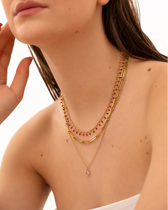 Gouden necklaceparty met rode details