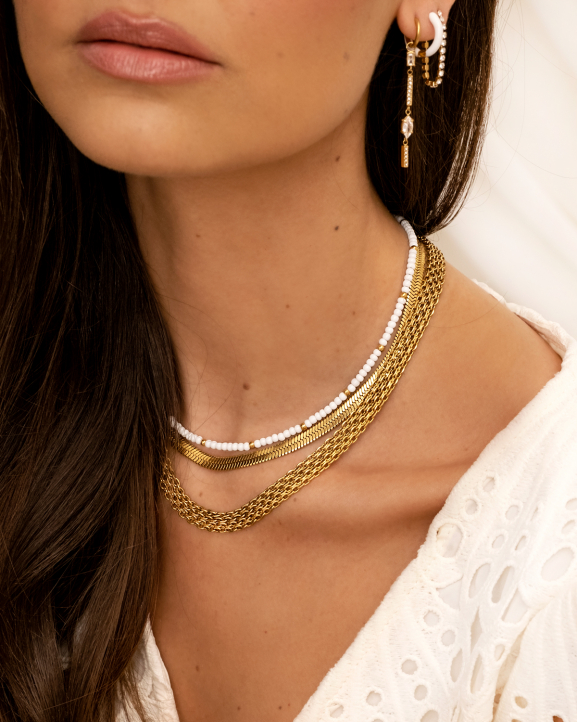 Model draagt gouden necklaceparty