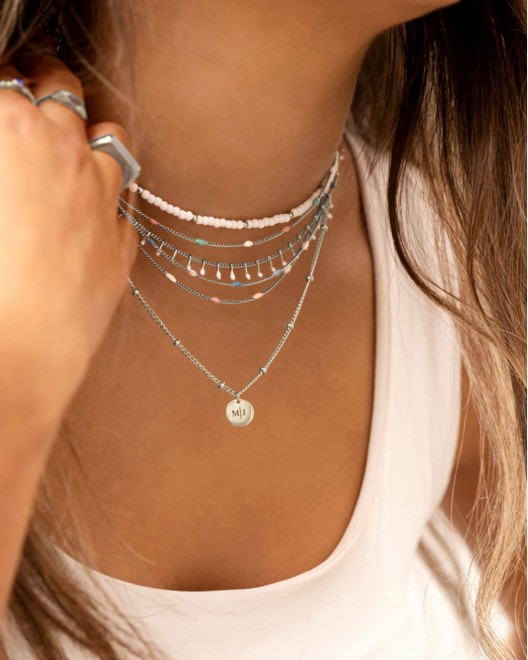 Zilveren necklaceparty bij model