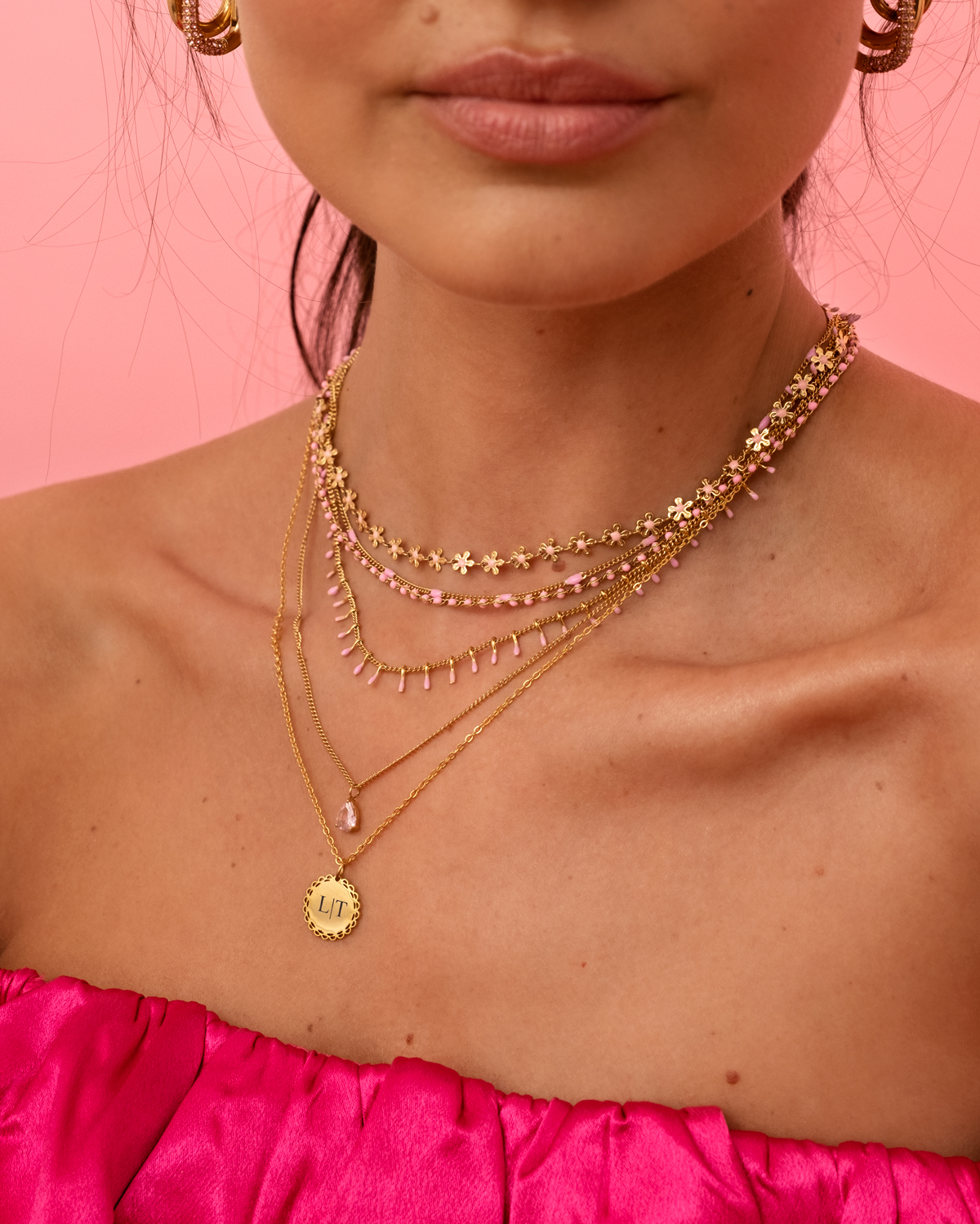 Gouden ketting met bloemetjes met roze details