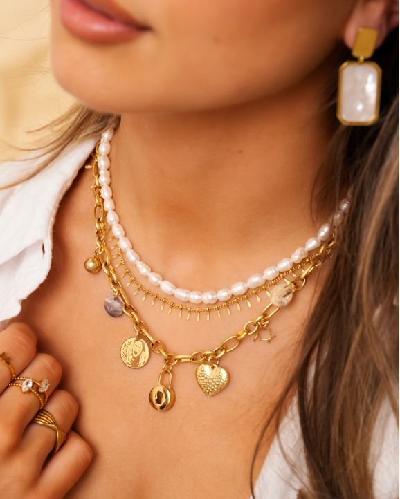 Gouden necklaceparty met parels en bedels