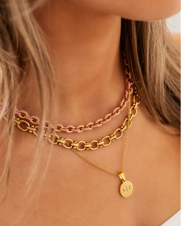 Gouden necklaceparty met roze details