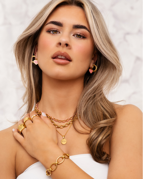 Model draagt gouden sieraden look