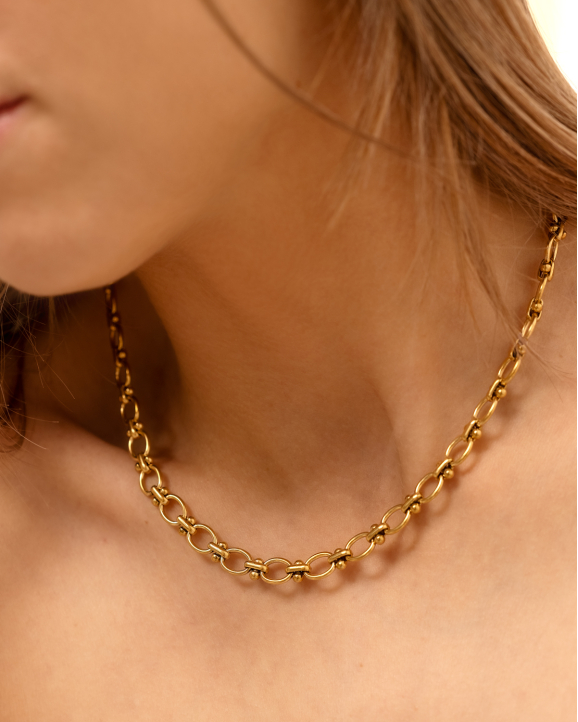 Model draagt chunky chain ketting goud