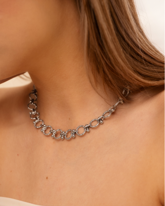 Zilveren ketting met chains bij model
