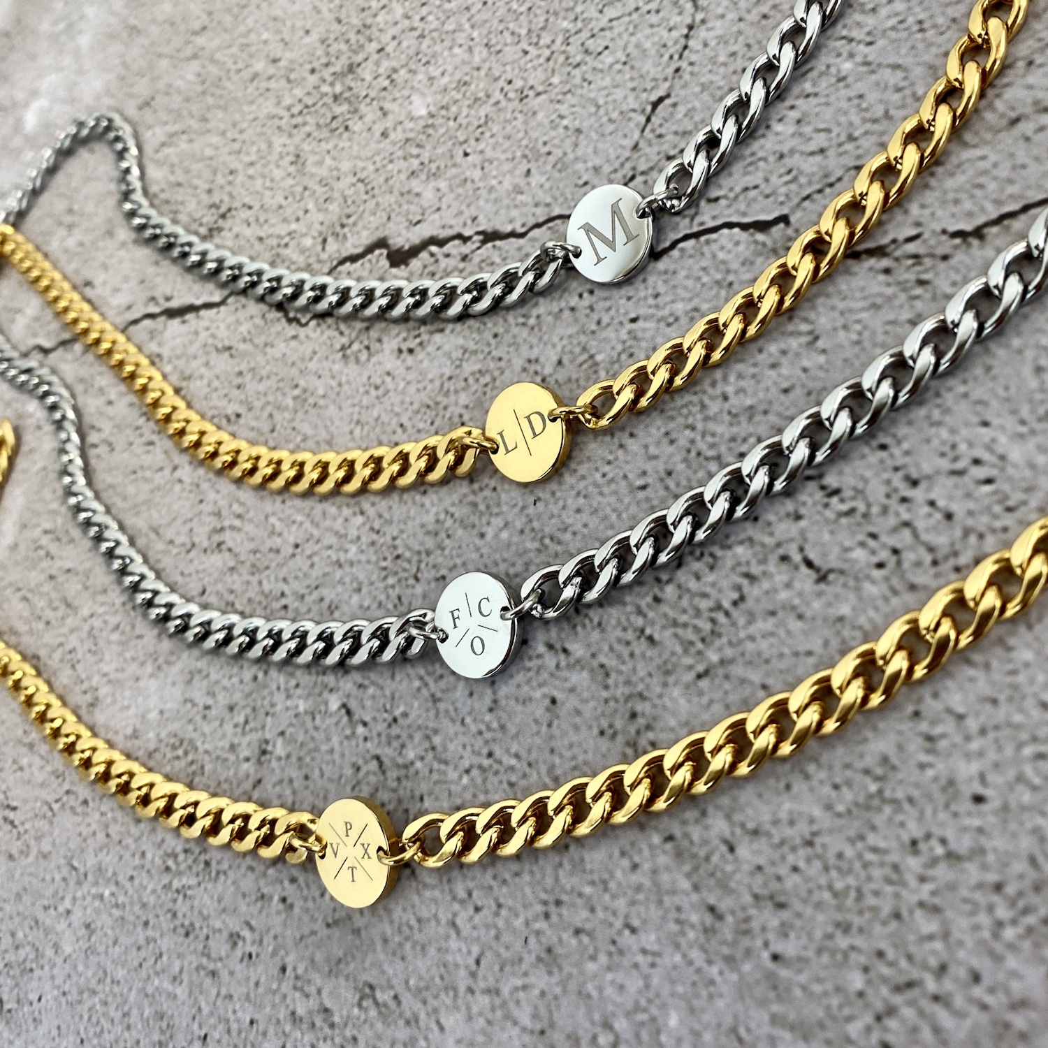 Letter Ketting Crystal C goudkleurig van roestvrij staal. - Shoppé | Gepersonaliseerde sieraden