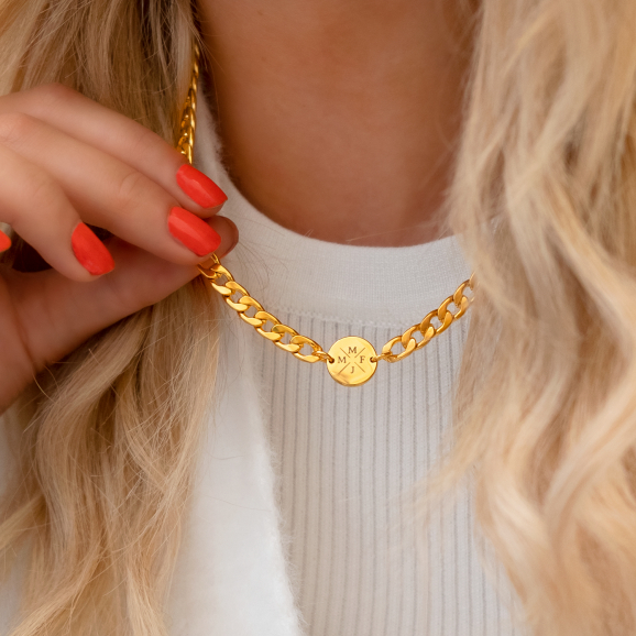 Graveerbare ketting goud kleurig met vier initialen om nek blonde vrouw