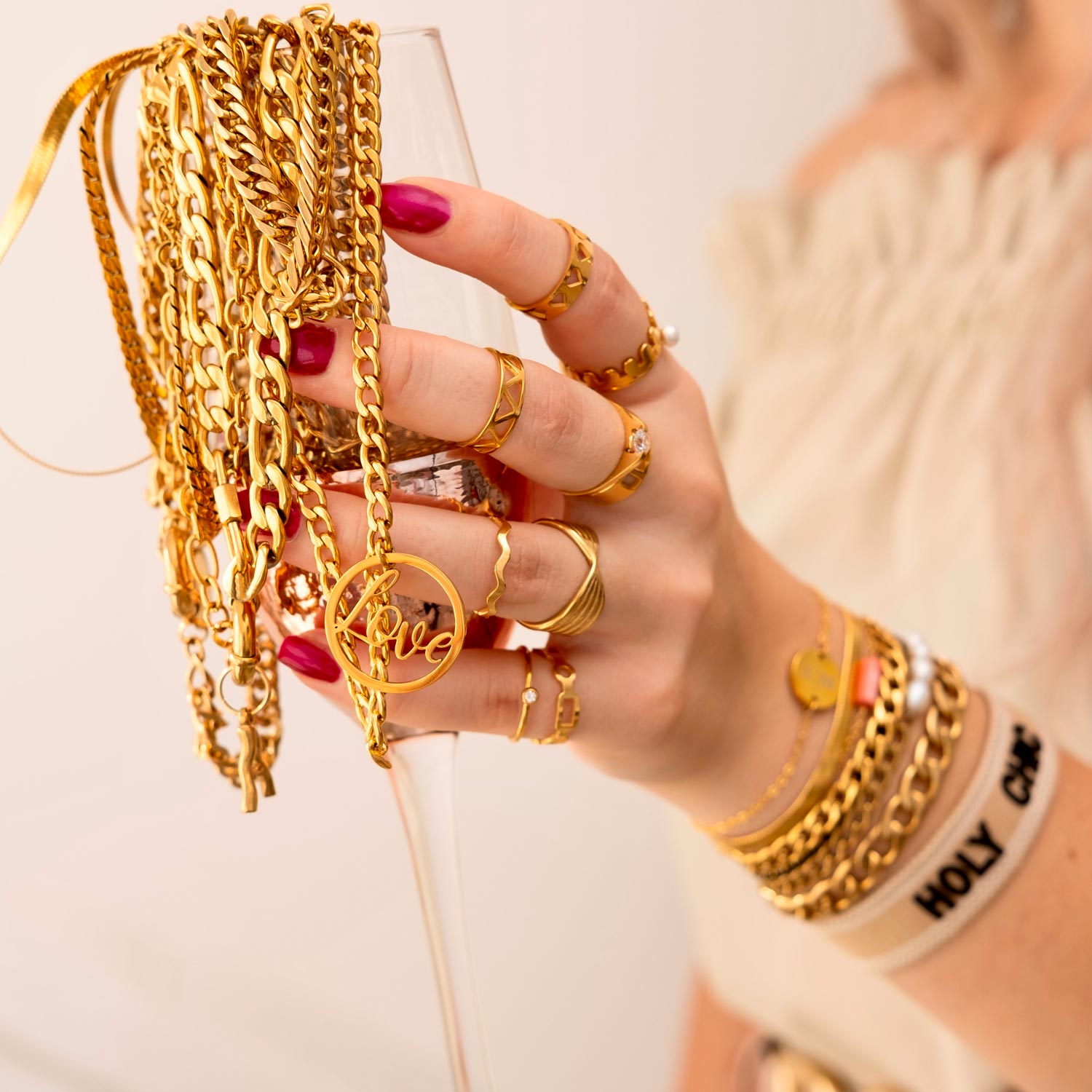 gouden sieraden in glas en om hand model