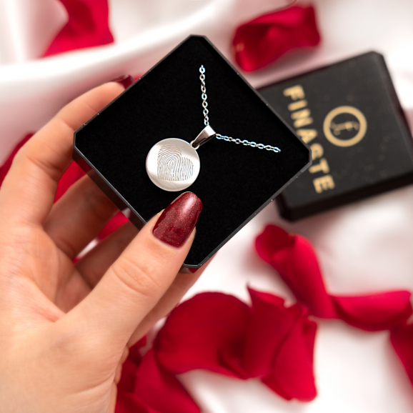 ketting met coin graveerbaar met vingerafdruk in vorm van hartje in doosje met valentijn thema