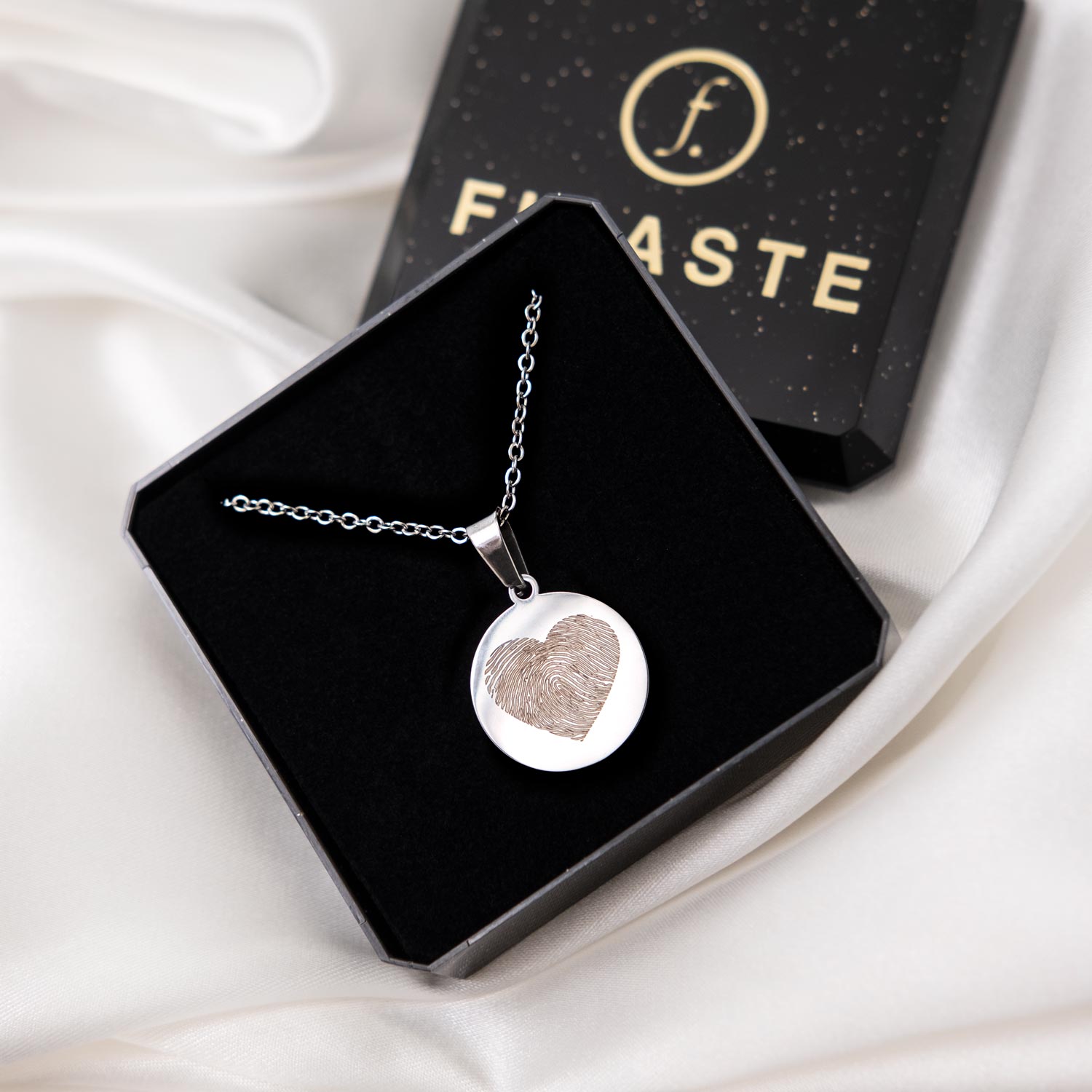 graveerbare coin ketting met vingerafdruk in de vorm van een hart in doosje