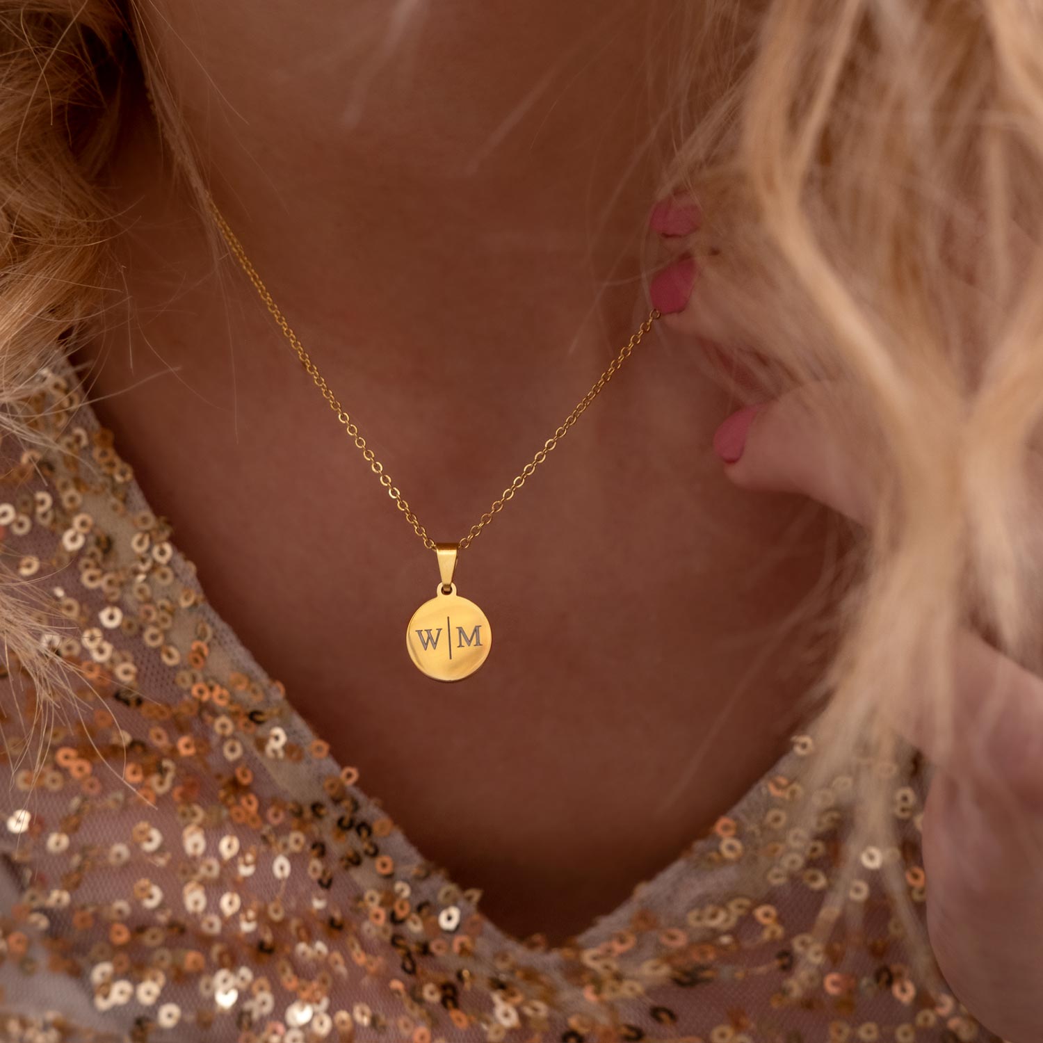 Graveerbare ketting met twee initialen in goud om nek