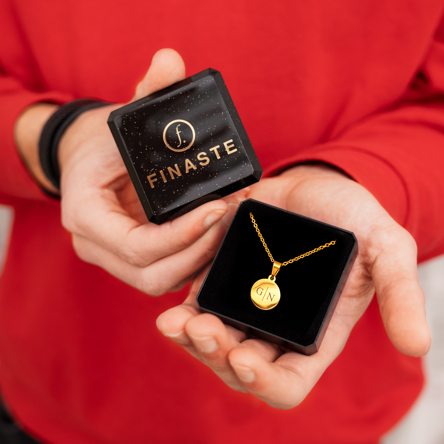 Gouden ketting cadeau geven aan haar