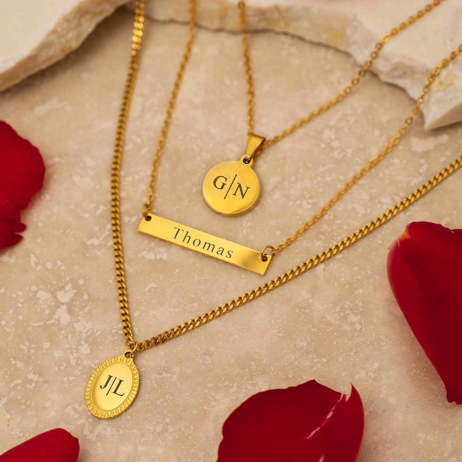 Graveerbare ketting vintage met initials op steen met rozenblaadjes