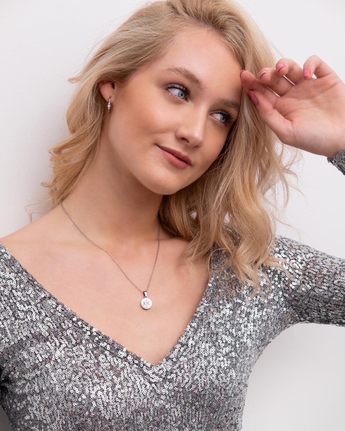 model met zilveren coin ketting om