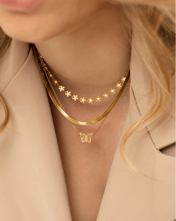 Gouden necklaceparty bij model