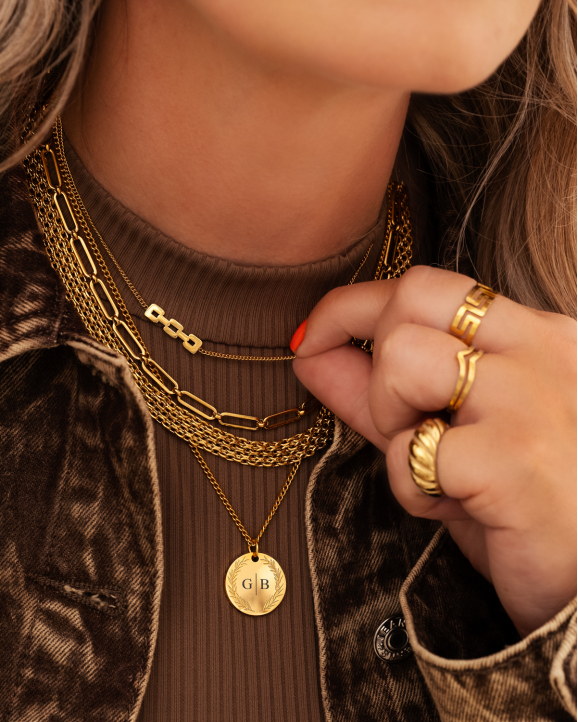 Gouden necklaceparty met chains