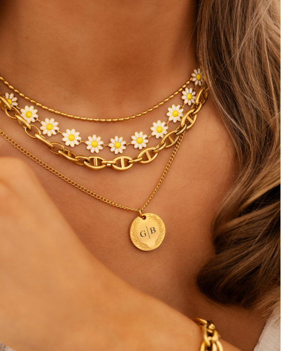 Gouden necklaceparty met witte details