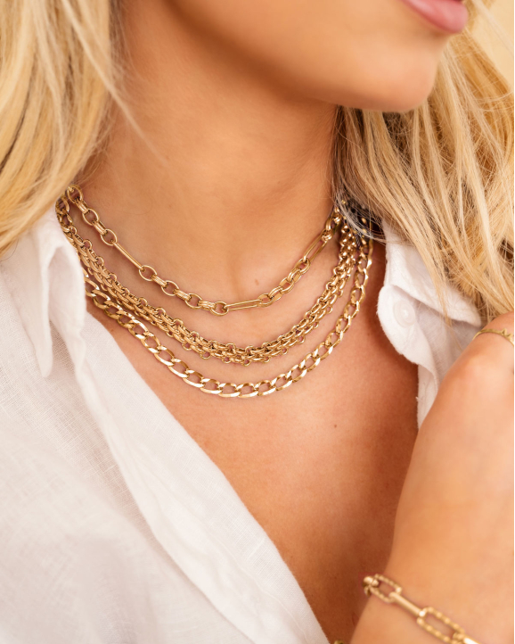 Gouden necklaceparty bij model