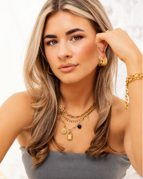 Model draagt gouden sieraden mix