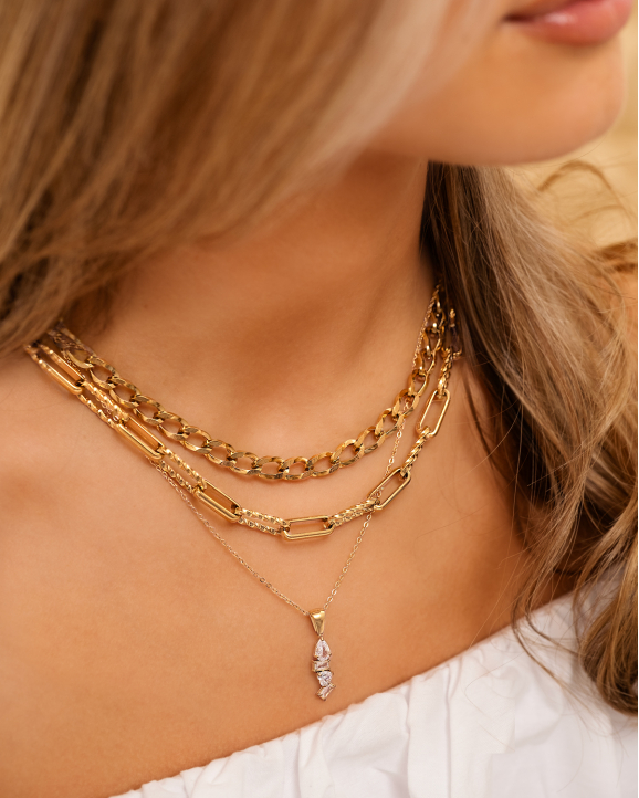 Gouden necklaceparty met chains en steentjes