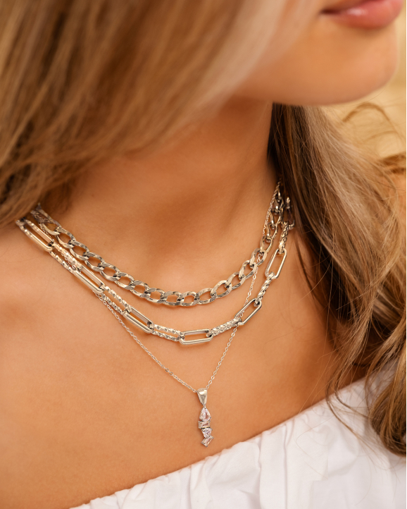 Zilveren necklaceparty met chains en steentjes