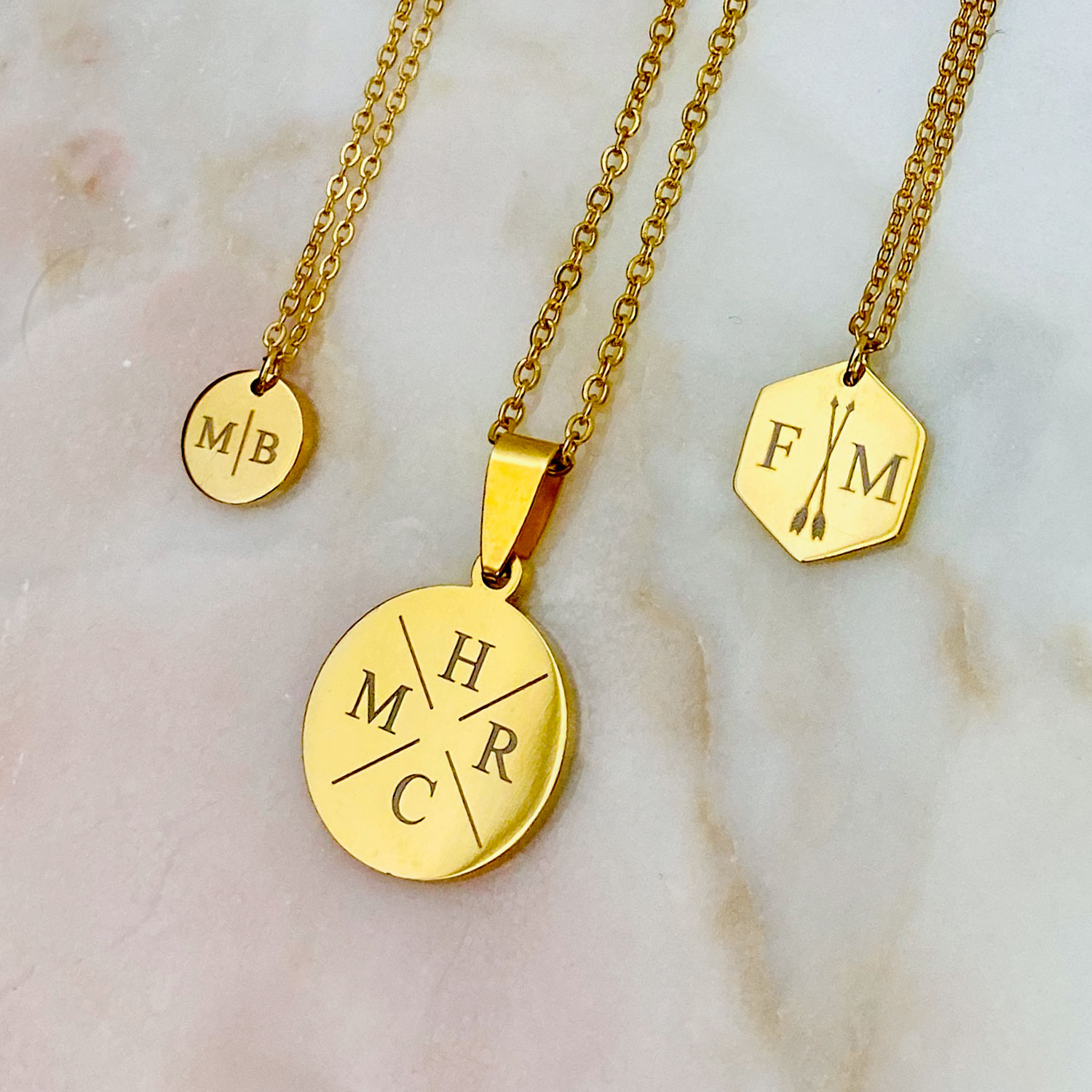 Trendy gouden kettingen met letters erop