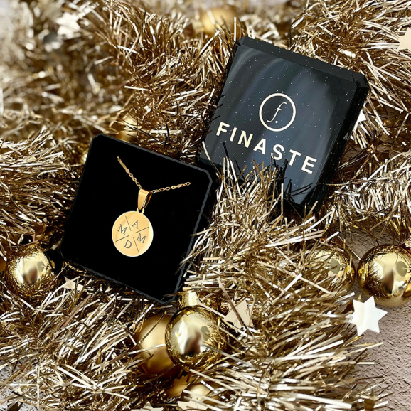 Vier initialen ketting in de kleur goud als kerstcadeau