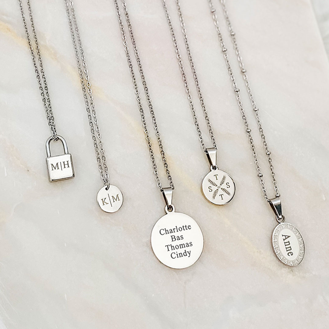 Trendy ketting op een marmeren plaatje