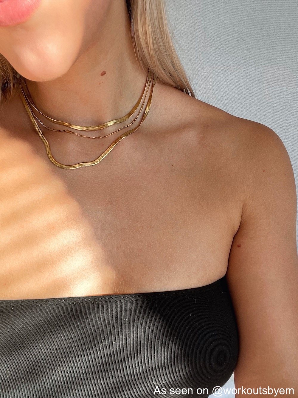 Influencer met gouden ketting