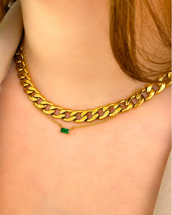 gouden kettingen met emerald stone en chunky chain om model