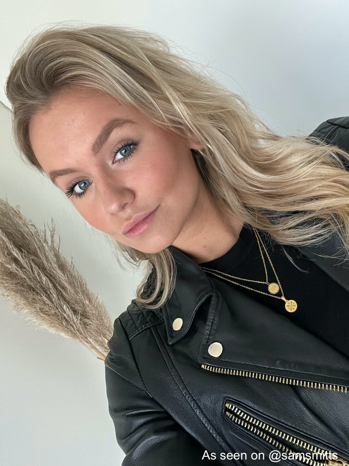 Influencer draagt verschillende gouden kettingen