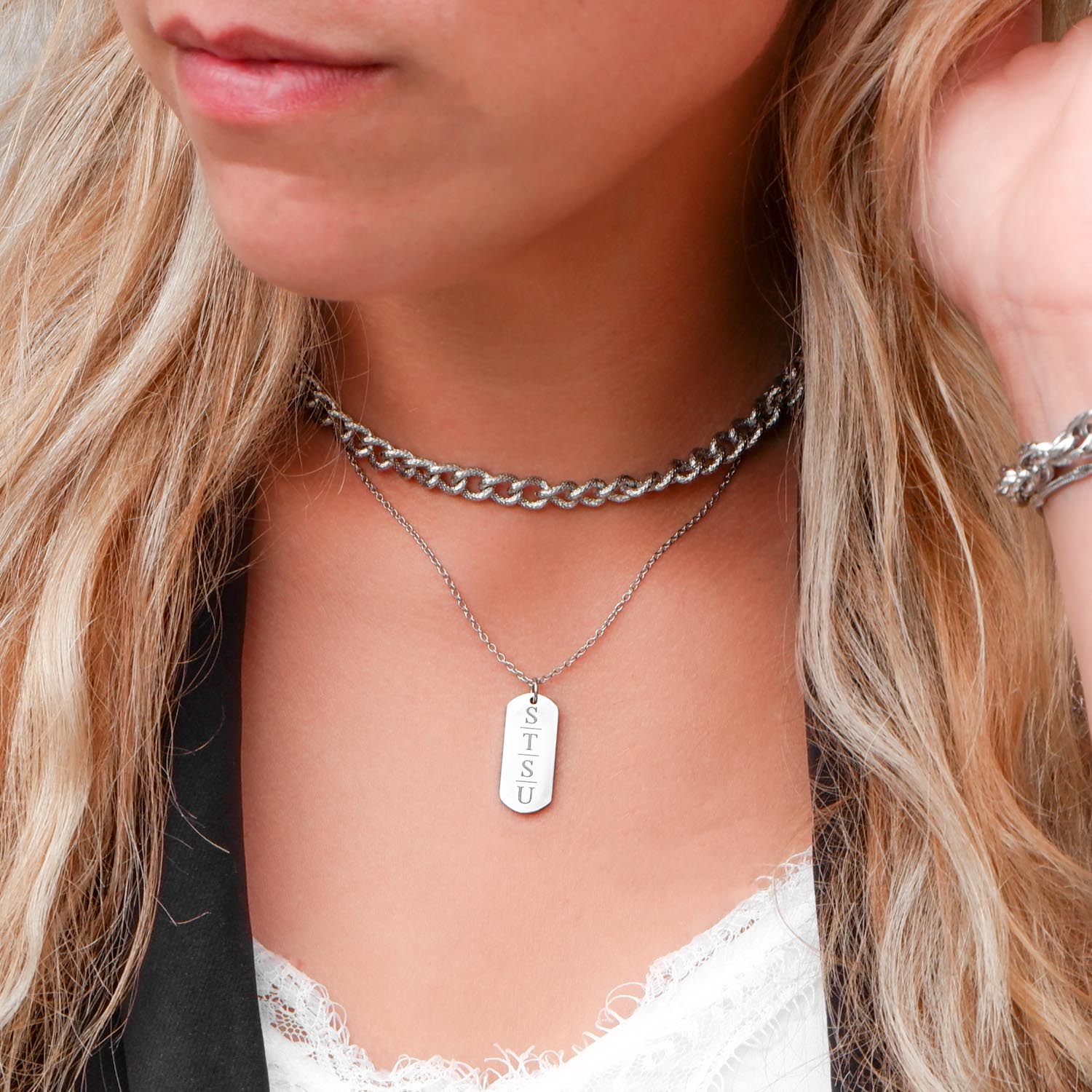 Mooie look met een ketting met gravering