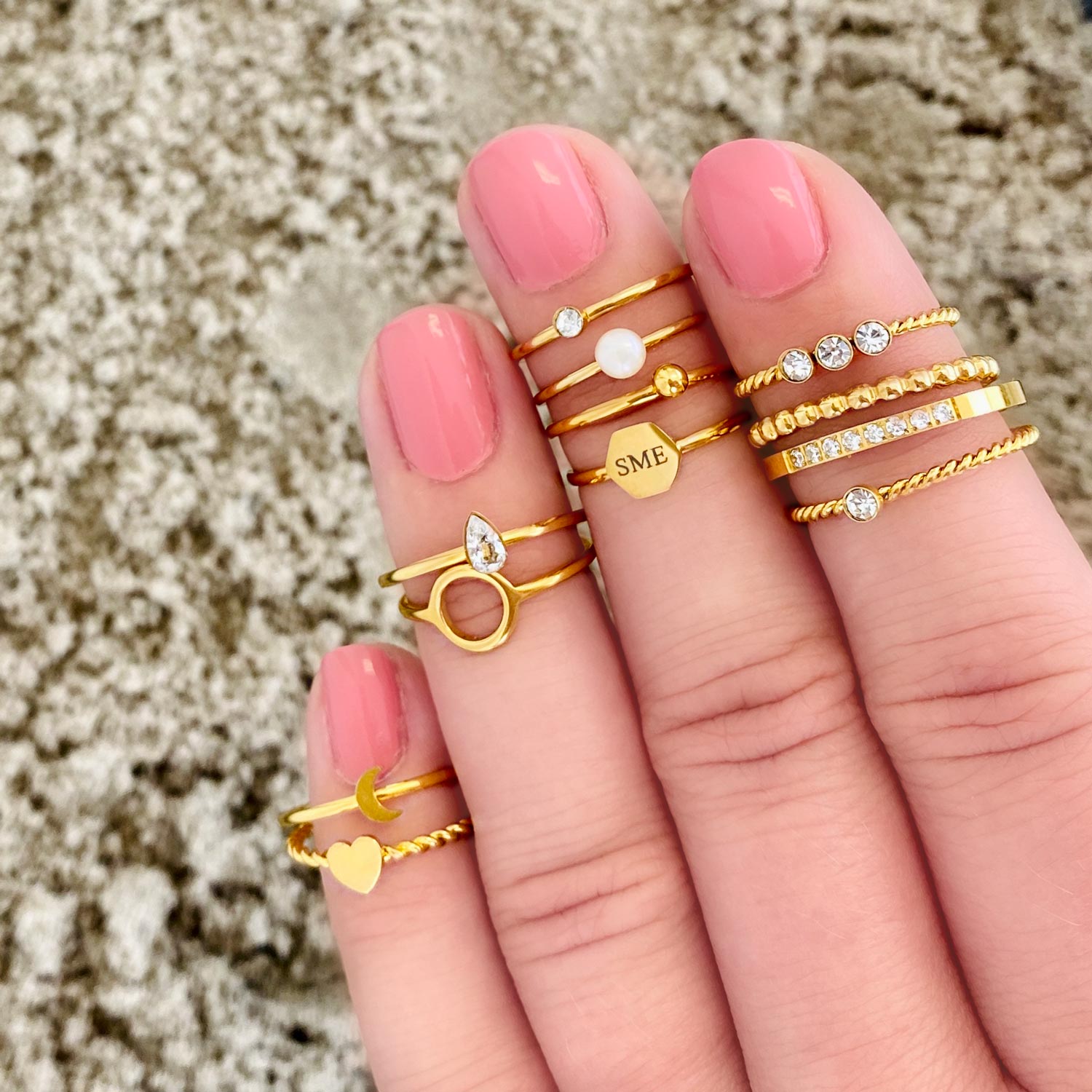 Gouden ringen om de hand voor een trendy look