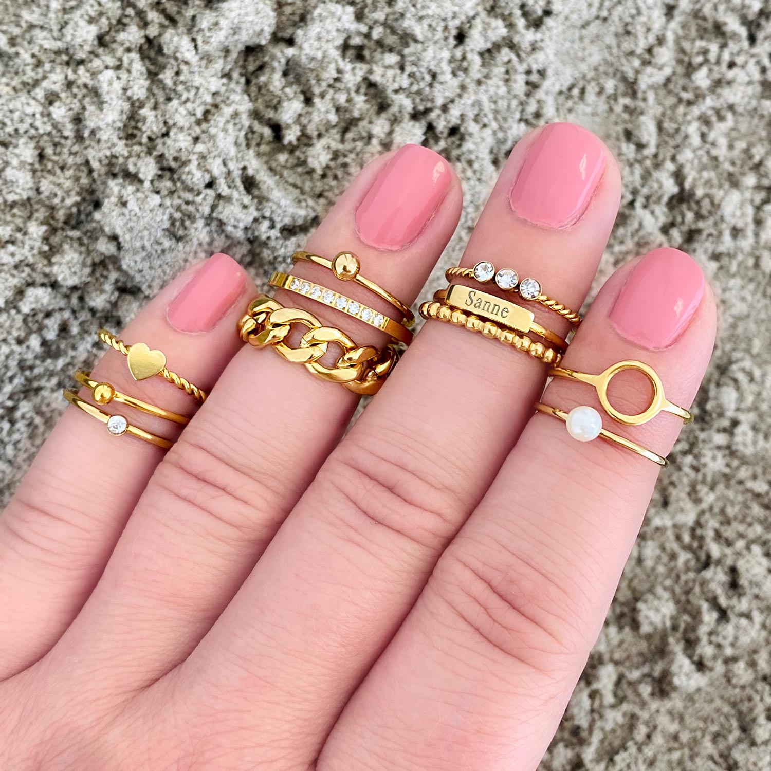 Trendy ringen om de hand om te shoppen