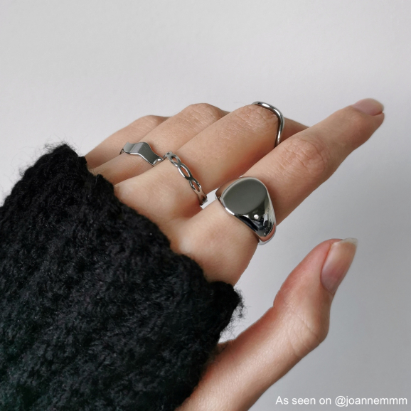 influencer draagt chain ring