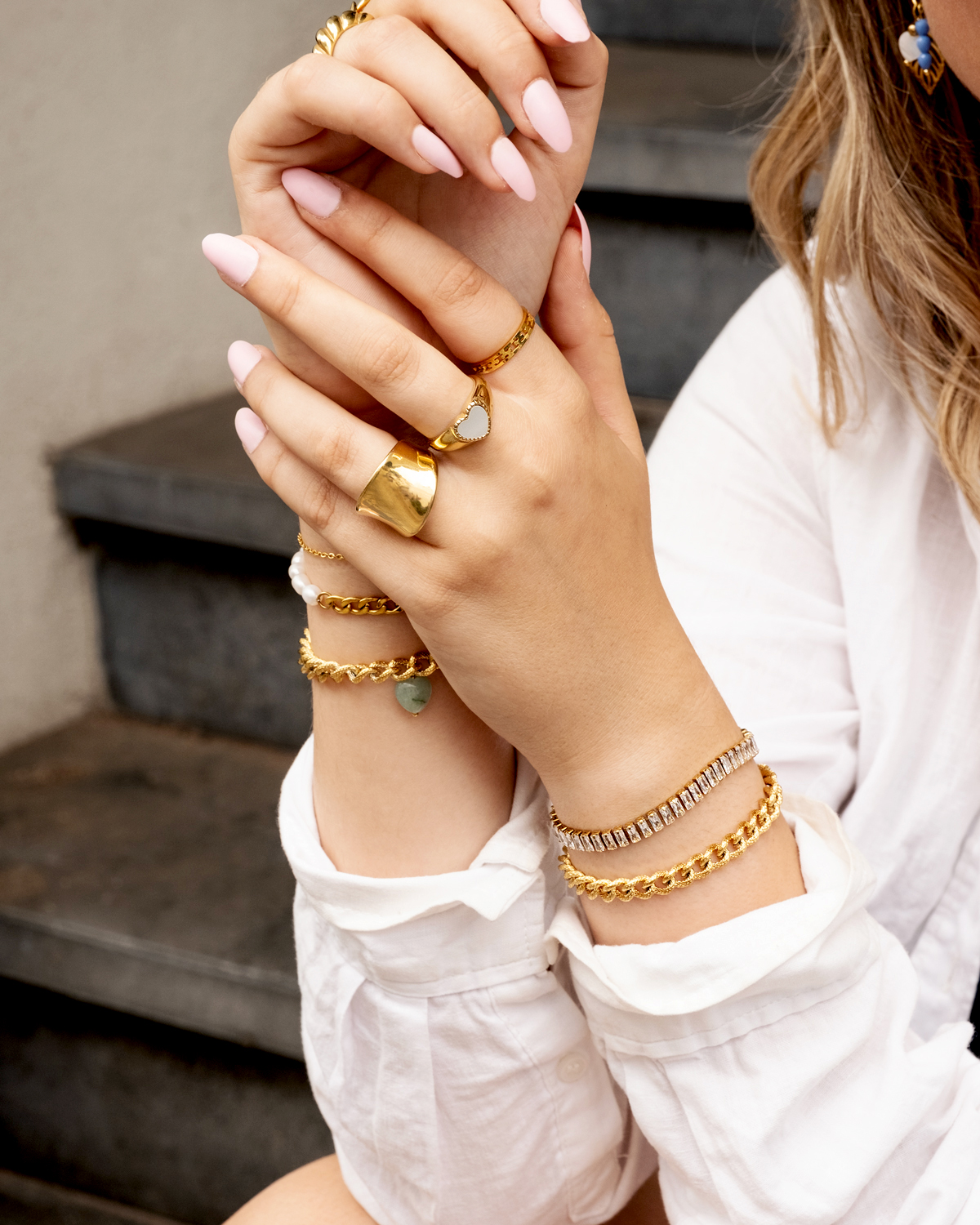 Mix van gouden ringen en armbanden