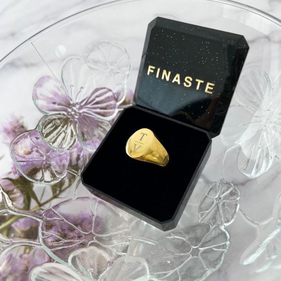 Gouden ring in een sieraden doosje met 2 letters