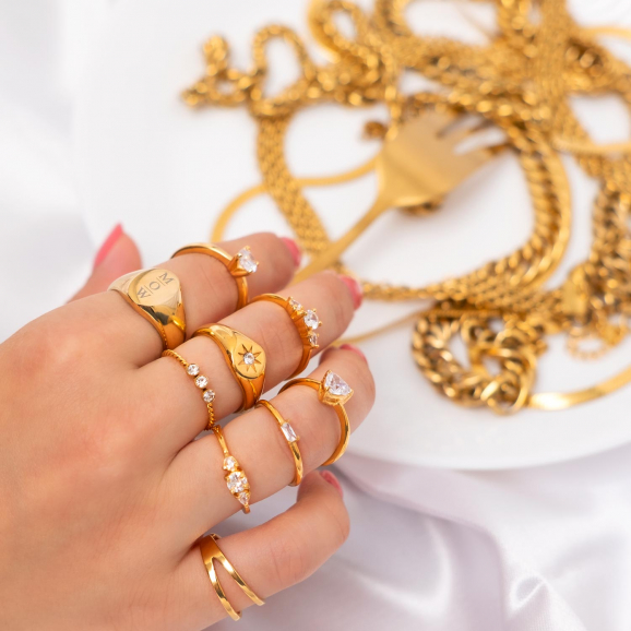 Hand met goudkleurige ringen en sieraden